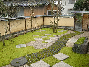 日本庭園　土塀とハイ苔の庭