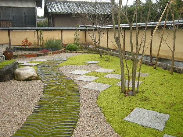 日本庭園　土塀とハイ苔の庭