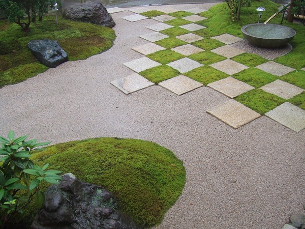 日本庭園　水鉢と苔と市松のコラボ