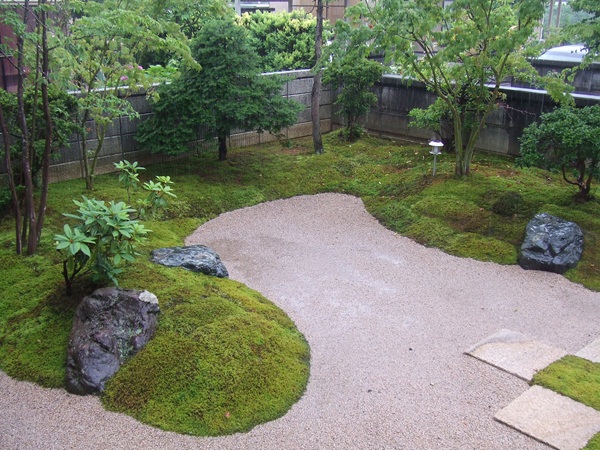 日本庭園　水鉢と苔と市松のコラボ
